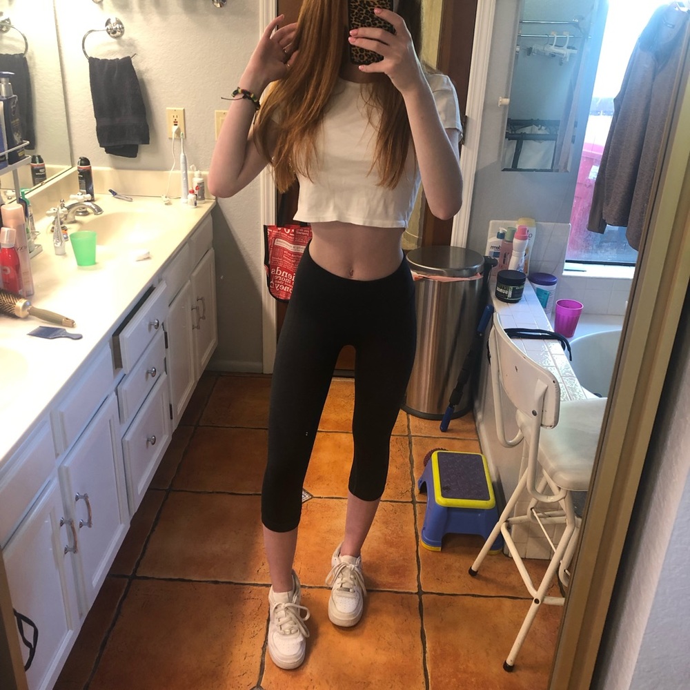 Lulu lemon dark grey cropped leggings.